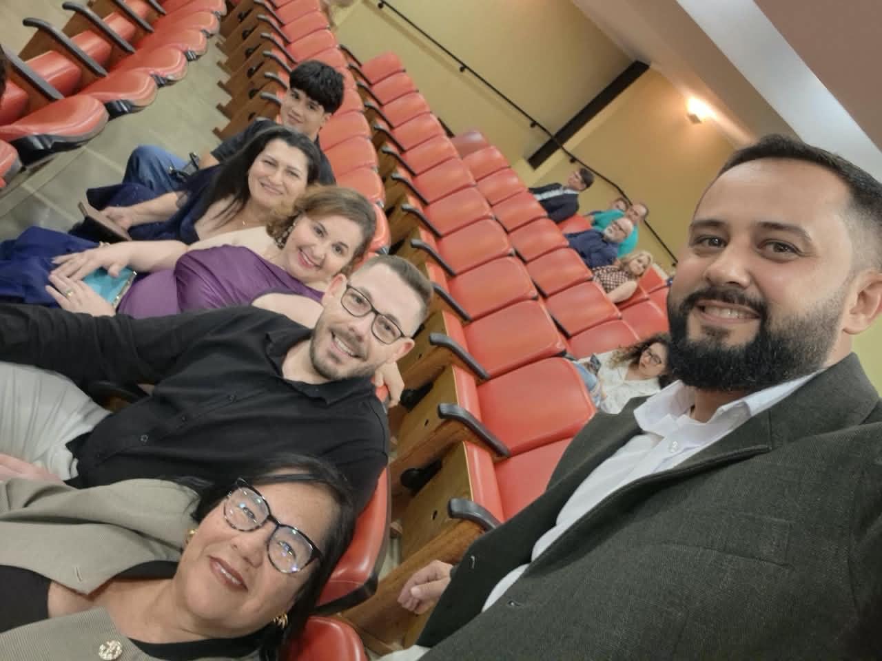 Convidados e familiares na plateia do auditório durante a cerimônia de premiação
