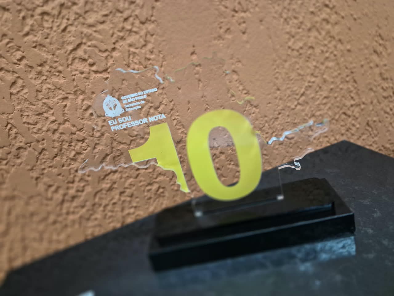 Trof&eacute;u em acr&iacute;lico do Professor Nota 10, com o mapa do estado de S&atilde;o Paulo e o n&uacute;mero 10 em amarelo